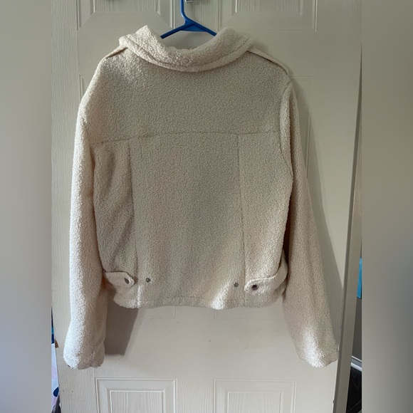 (2/10$) Women’s XL fuzzy cropped white jacket - Picture 2 of 6